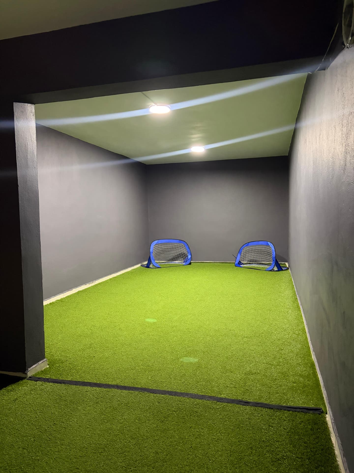 Kapalı mini futbol sahası ve kaleler