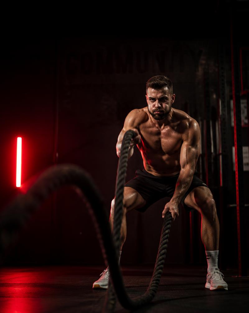 Battle rope ile CrossFit antrenmanı yapan sporcu